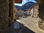 67 Portale d'ingresso a Vettarola (974 m) 